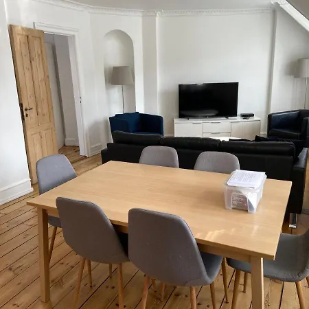 Charming 2-Bedroom Apartment In Historic City Center Διαμέρισμα